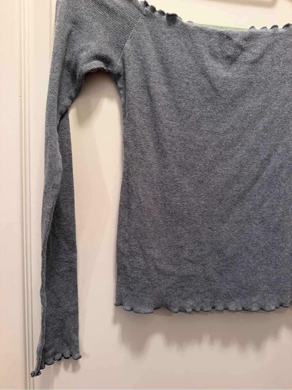 Hollister Gray Off-Shoulder Ruffle-Edge Long Sleeve Top - Picture 5 of 7